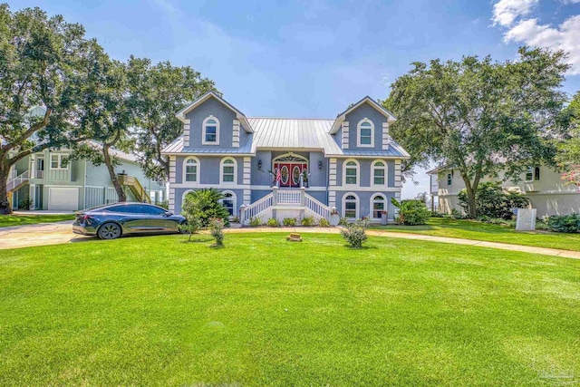 view of front of house featuring a front lawn