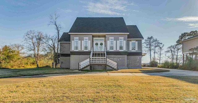 view of front of property featuring a front lawn