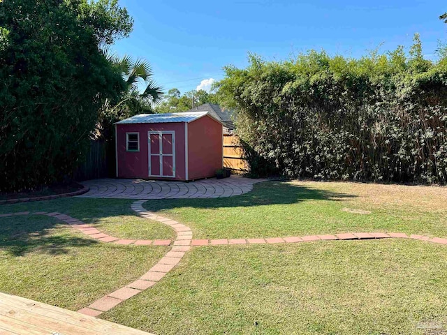 view of yard with a storage shed