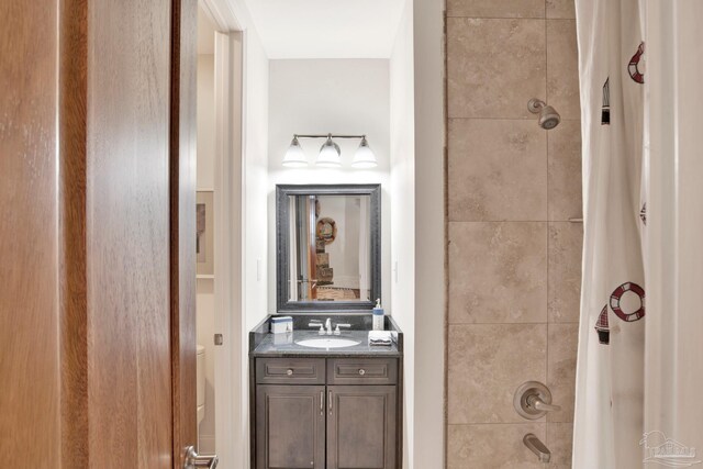 full bathroom featuring shower / tub combo with curtain, vanity, and toilet