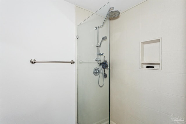 bathroom featuring a tile shower