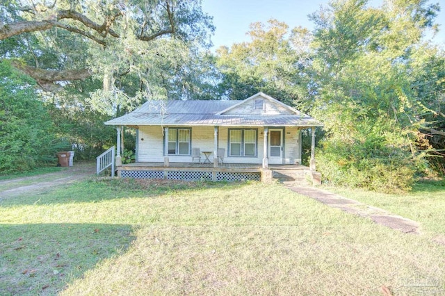 view of front of home with covered porch and a front lawn