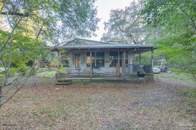 view of front of property featuring covered porch