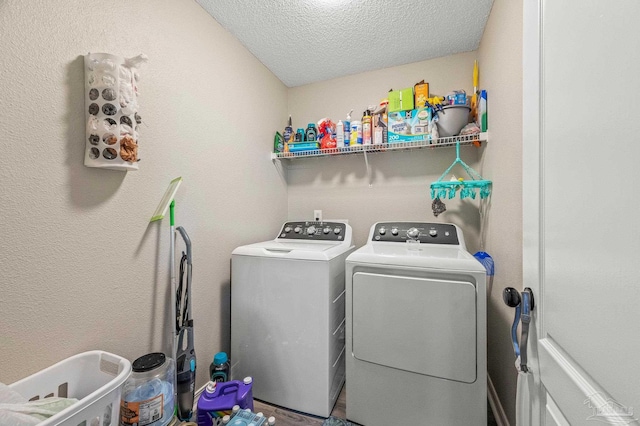 6856 Old W Ln, Milton, FL 32570 - washroom featuring washing machine and clothes dryer and a textured ceiling