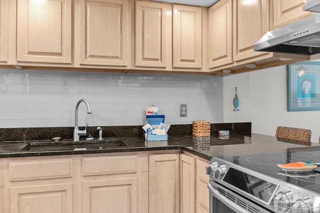kitchen featuring sink, dark stone countertops, decorative backsplash, stainless steel electric stove, and light brown cabinets