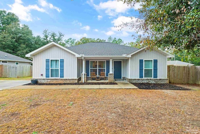 ranch-style home featuring covered porch