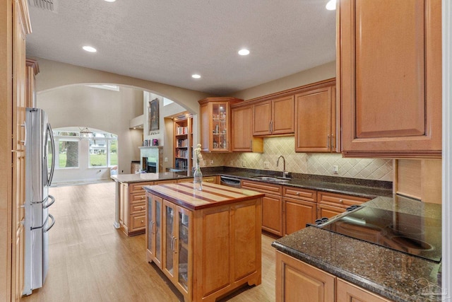 1124 Willowood Cir, Gulf Breeze, FL 32563 - kitchen featuring recessed lighting, arched walkways, a sink, and appliances with stainless steel finishes