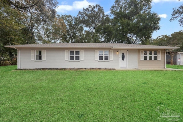 single story home featuring a front lawn