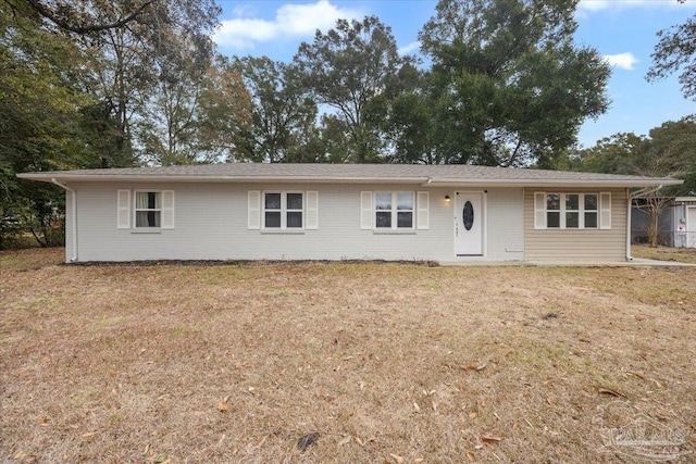 ranch-style house featuring a front lawn