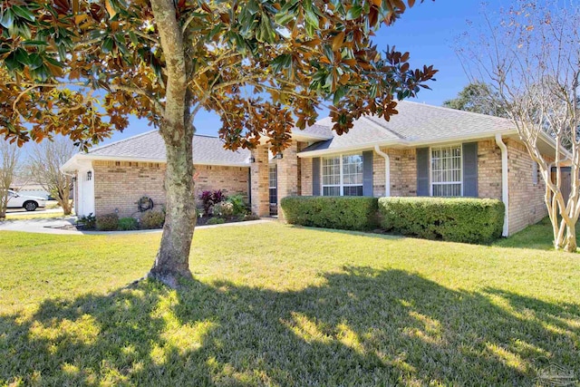 ranch-style house featuring a front lawn