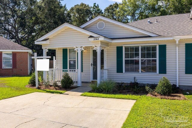 view of front facade featuring covered porch and a front lawn