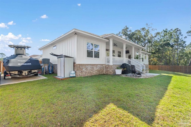 view of front of home with ceiling fan and a front lawn