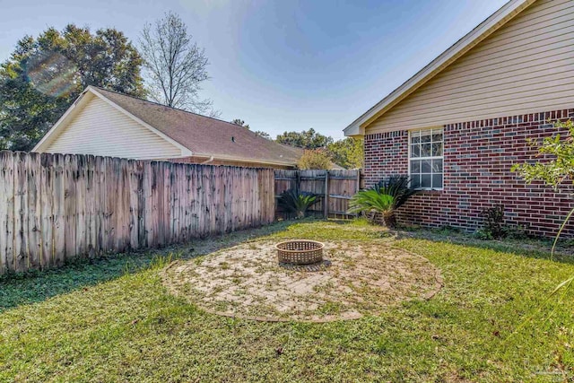 view of yard featuring a fire pit