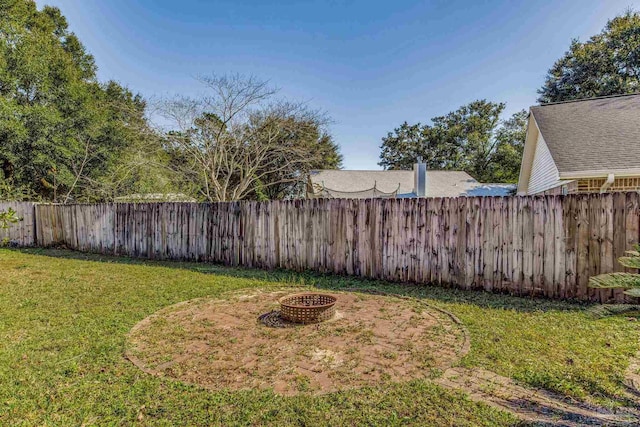 view of yard featuring an outdoor fire pit