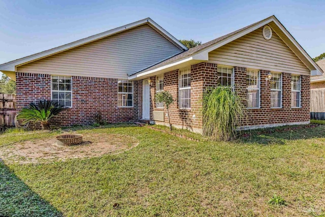 view of front of property featuring an outdoor fire pit and a front yard