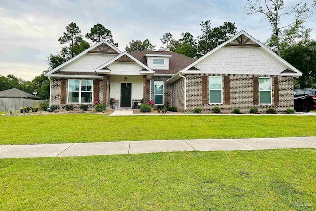 craftsman inspired home featuring a front yard