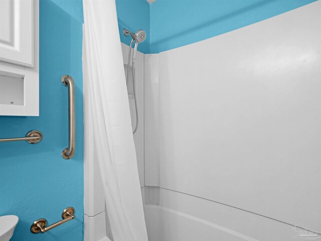 2701 E De Soto St, Pensacola, FL 32503 - bathroom with shower / tub combo