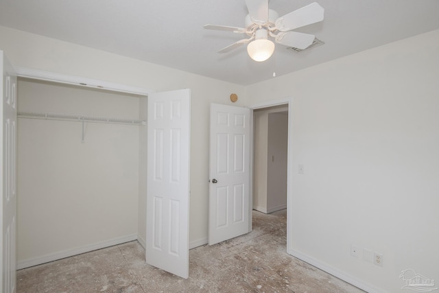 unfurnished bedroom featuring ceiling fan and a closet