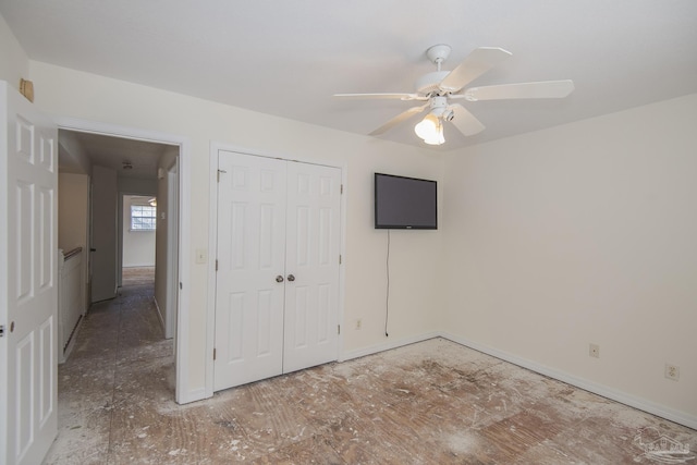 unfurnished bedroom featuring ceiling fan and a closet