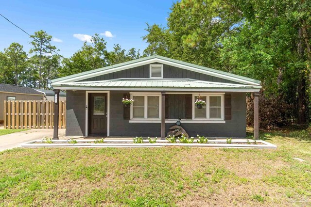 view of front of house with a porch and a front yard