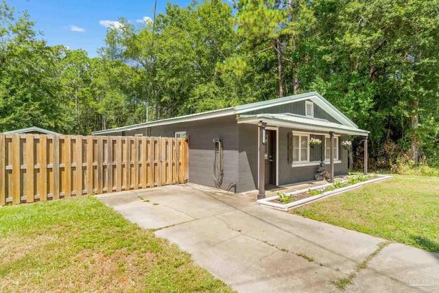 view of front facade featuring a porch and a front yard