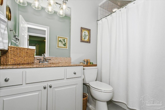 full bath featuring vanity, a shower with shower curtain, and toilet