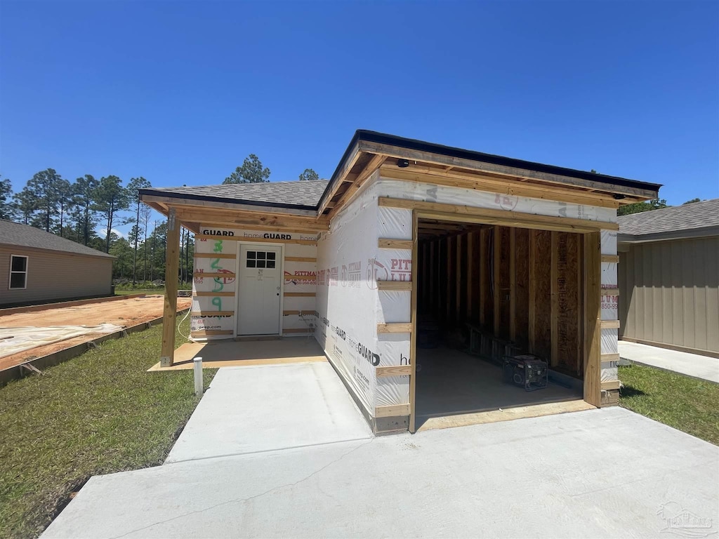 view of front of house with roof with shingles