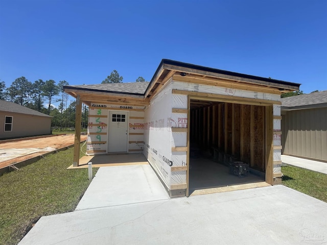 view of front of house with roof with shingles