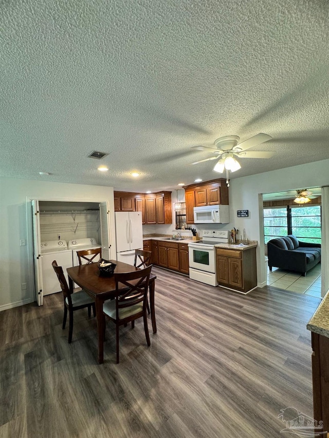 dining area with washer and dryer, sink, dark hardwood / wood-style floors, a textured ceiling, and ceiling fan