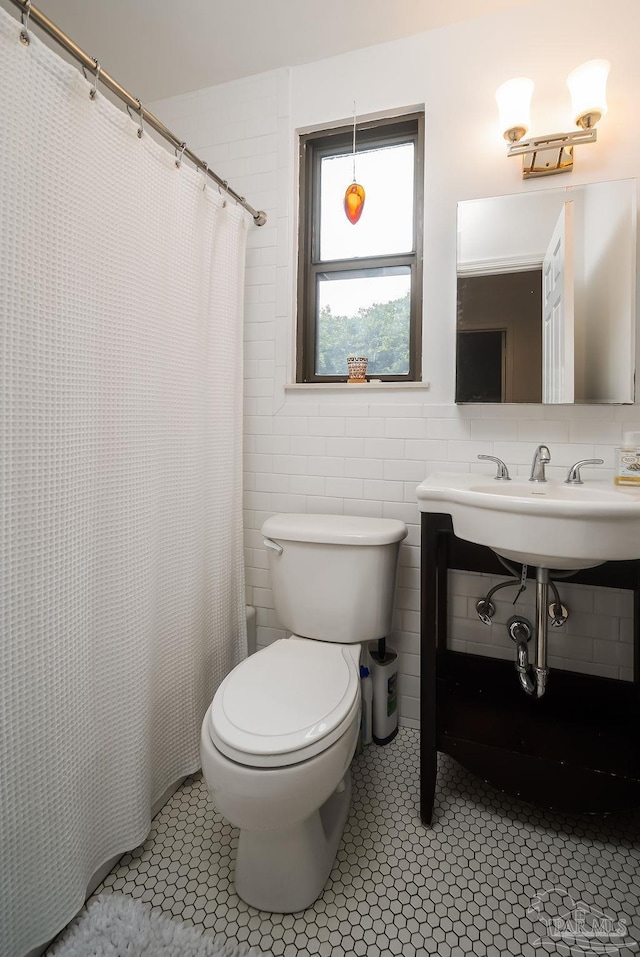 2007 E Gadsden St Unit 105, Pensacola, FL 32501 - bathroom with toilet, a shower with curtain, tile patterned floors, and tile walls