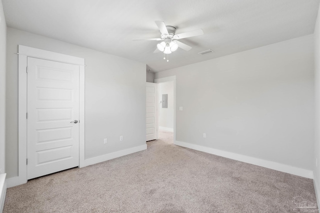 carpeted empty room featuring ceiling fan