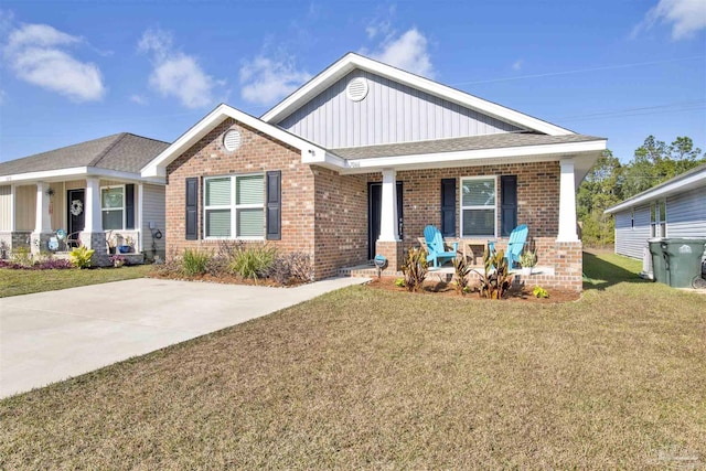 craftsman inspired home featuring covered porch and a front yard