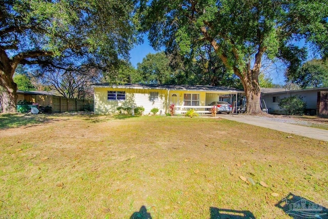 ranch-style house featuring a front lawn