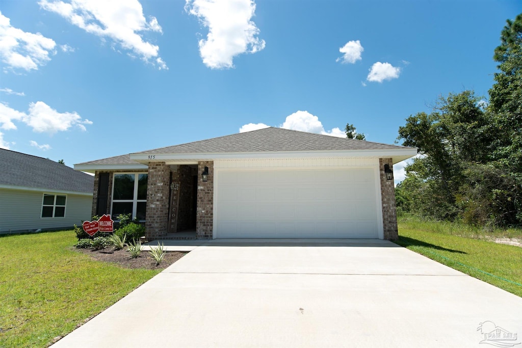 view of front of property featuring a garage and a front yard