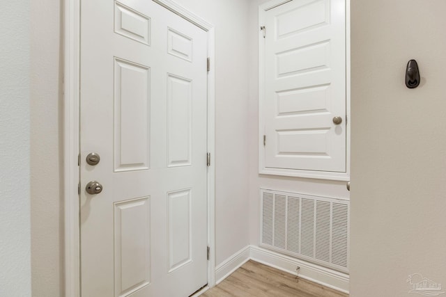 7822 Burnside Loop, Pensacola, FL 32526 - entryway featuring light wood-style flooring and baseboards