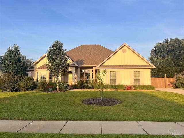 view of front of home featuring a front lawn