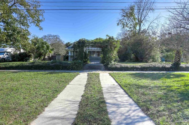 view of front facade featuring a front lawn