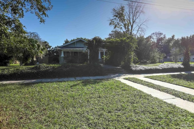 view of front of property featuring a front lawn