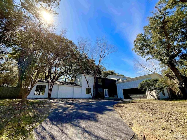 view of front of house with driveway