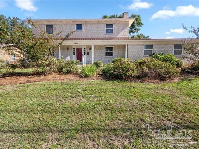 view of front of home featuring a front lawn