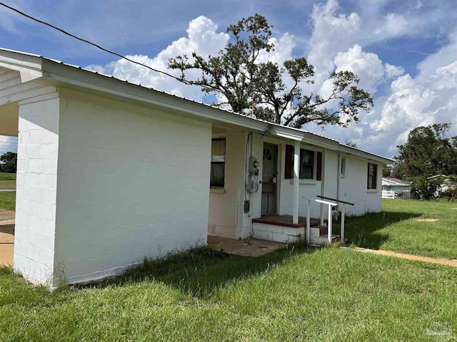 exterior space featuring a front lawn