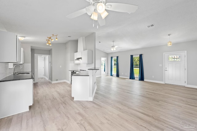 1548 Joseph Cir, Gulf Breeze, FL 32563 - kitchen featuring a sink, light wood-style floors, dark countertops, and ceiling fan