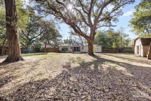 view of yard featuring an outbuilding and fence