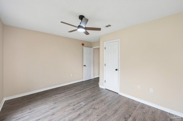 empty room featuring dark hardwood / wood-style floors and ceiling fan