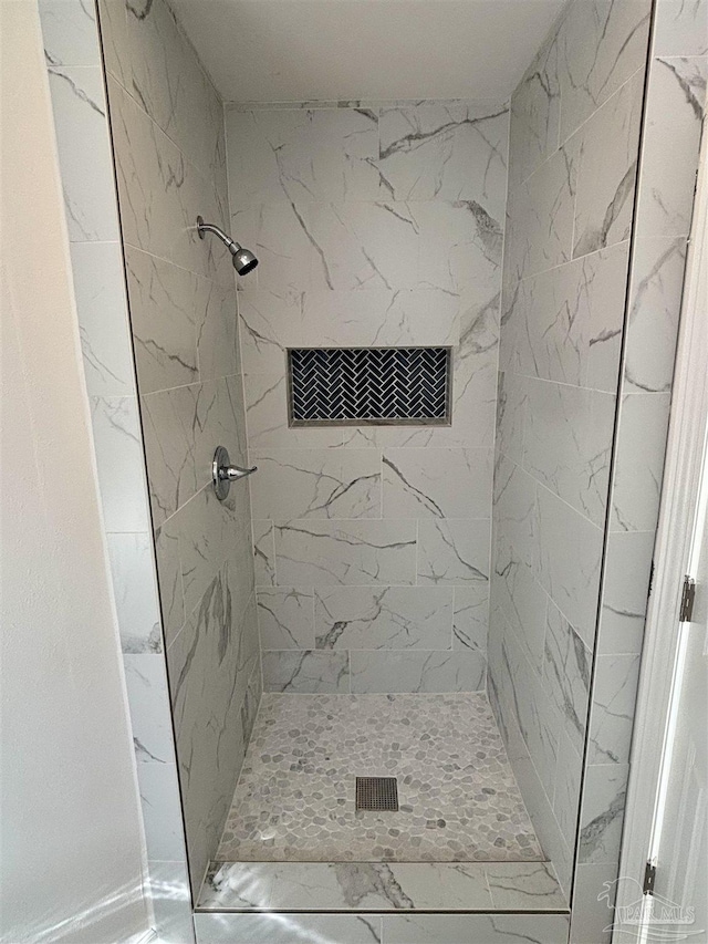 bathroom featuring tiled shower