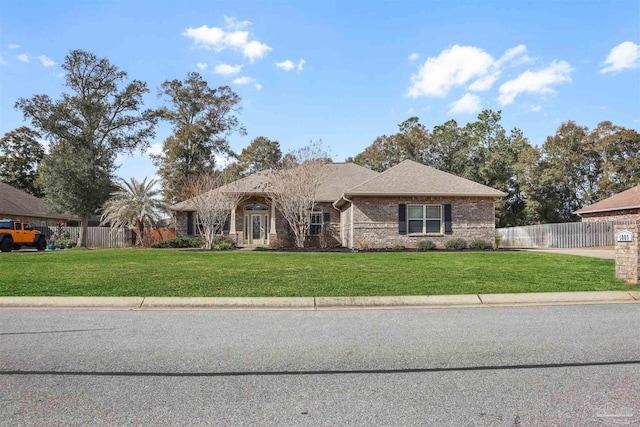 view of front of property featuring a front yard