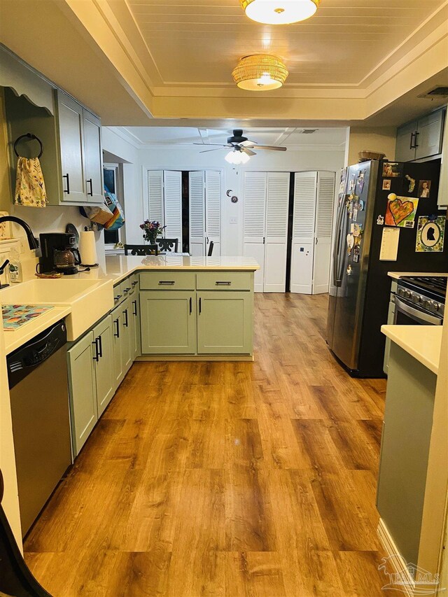 7453 Northpointe Blvd, Pensacola, FL 32514 - kitchen featuring appliances with stainless steel finishes, a peninsula, light countertops, a sink, and ceiling fan