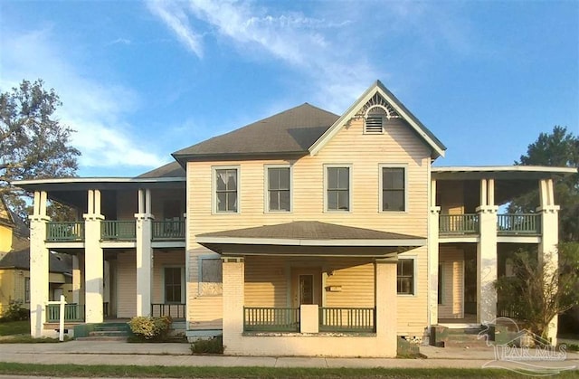 view of front of property featuring a balcony