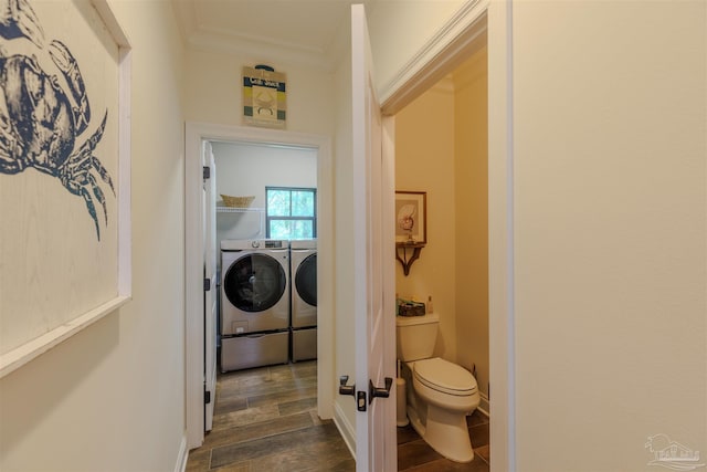 bathroom featuring crown molding, wood finished floors, toilet, baseboards, and washer and clothes dryer