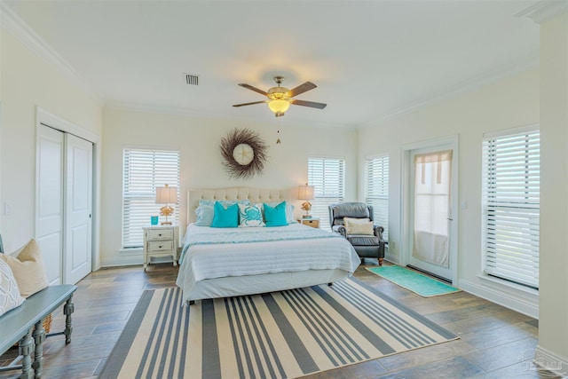 bedroom with visible vents, ornamental molding, a ceiling fan, and wood finished floors